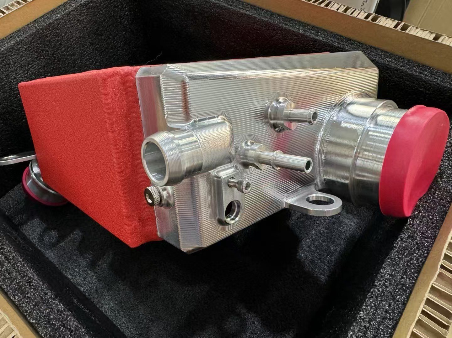 Packaging detail — aluminium end tank, core and mounting tabs