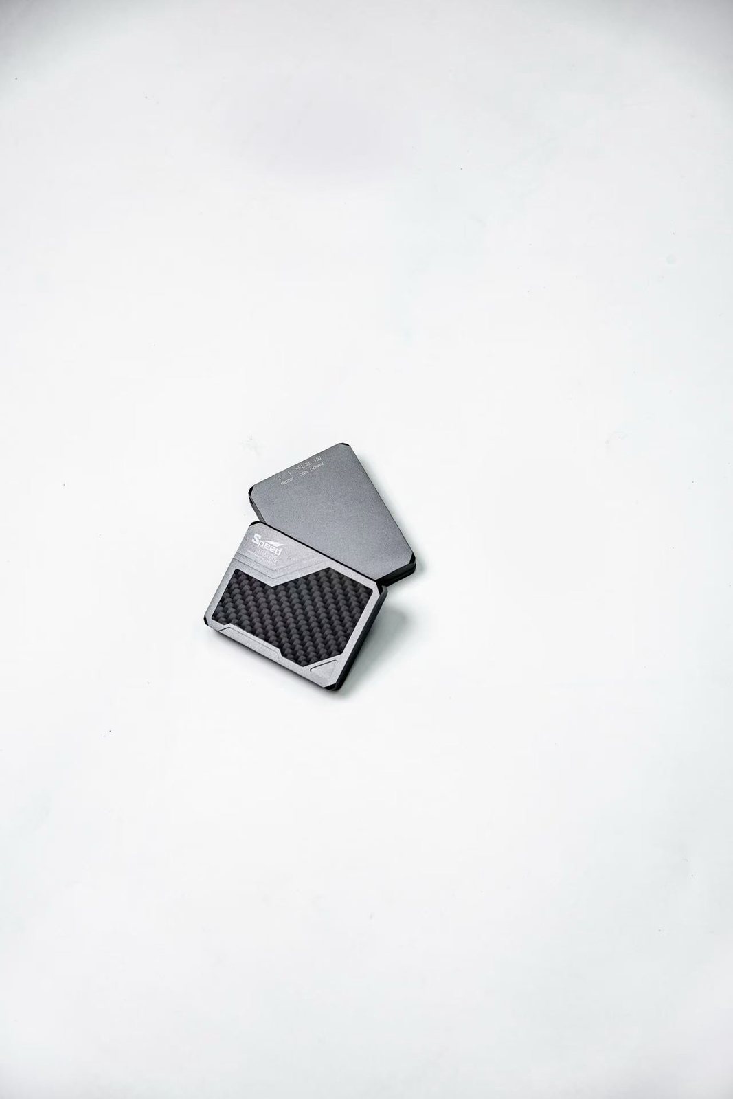 背面细节：激光刻字与安装孔