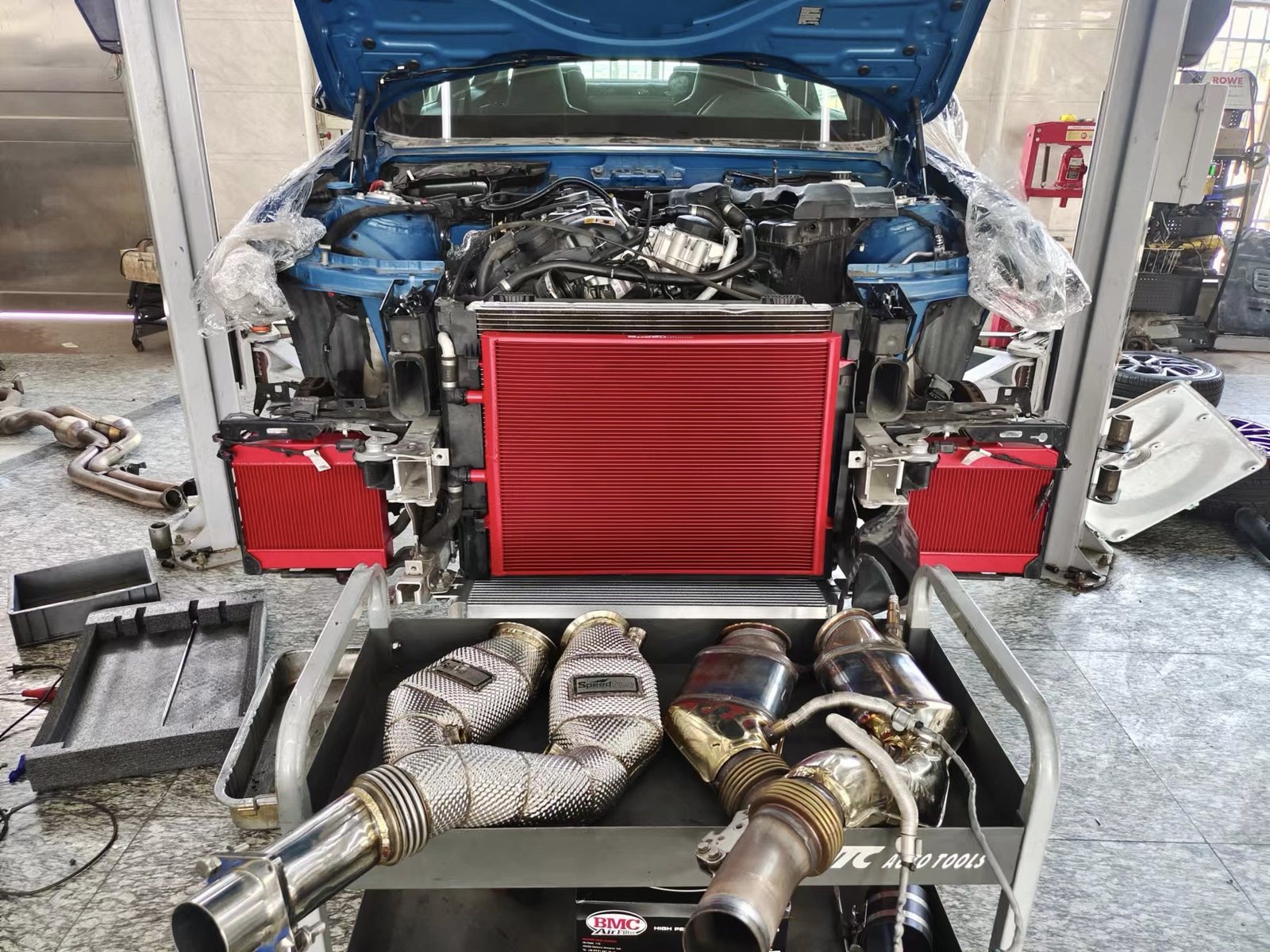 S55 cooling set installed on the car (red)